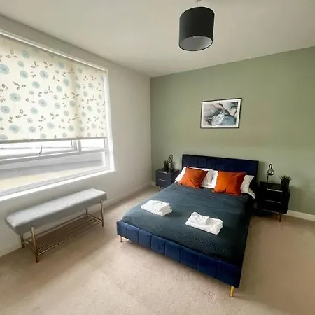 Modern, Comfy 2 Bedroom Apartment In Hatfield, Town Centre, Perfect For Contractors, Free Parking Hatfield  Exterior photo