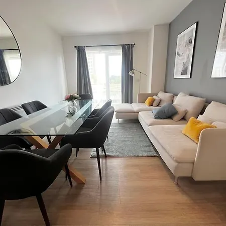 Modern, Comfy 2 Bedroom Apartment In Hatfield, Town Centre, Perfect For Contractors, Free Parking Hatfield  Exterior photo