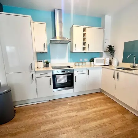 Modern, Comfy 2 Bedroom Apartment In Hatfield, Town Centre, Perfect For Contractors, Free Parking Hatfield  Exterior photo