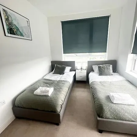 Modern, Comfy 2 Bedroom Apartment In Hatfield, Town Centre, Perfect For Contractors, Free Parking Hatfield  Exterior photo