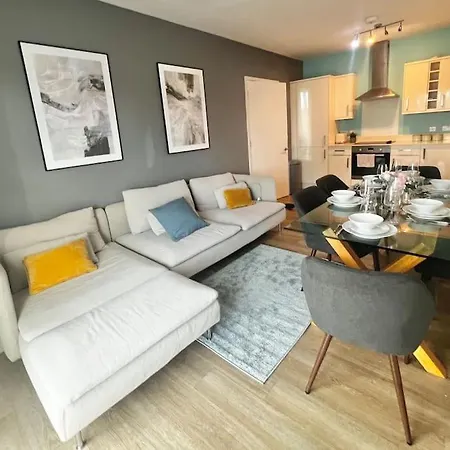 Modern, Comfy 2 Bedroom Apartment In Hatfield, Town Centre, Perfect For Contractors, Free Parking Hatfield  Exterior photo