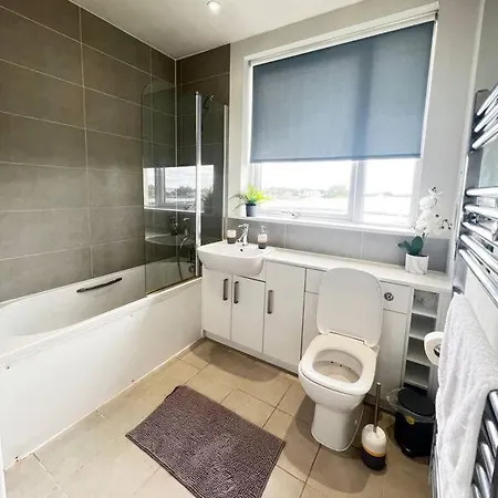 Modern, Comfy 2 Bedroom Apartment In Hatfield, Town Centre, Perfect For Contractors, Free Parking Hatfield  Exterior photo
