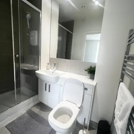 Modern, Comfy 2 Bedroom Apartment In Hatfield, Town Centre, Perfect For Contractors, Free Parking Hatfield  Exterior photo