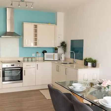 Modern, Comfy 2 Bedroom Apartment In Hatfield, Town Centre, Perfect For Contractors, Free Parking Hatfield  Exterior photo
