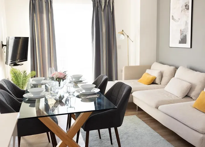 Modern, Comfy 2 Bedroom Apartment In Hatfield, Town Centre, Perfect For Contractors, Free Parking
