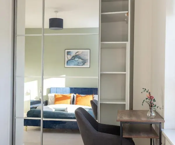 Modern, Comfy 2 Bedroom Apartment In Hatfield, Town Centre, Perfect For Contractors, Free Parking
