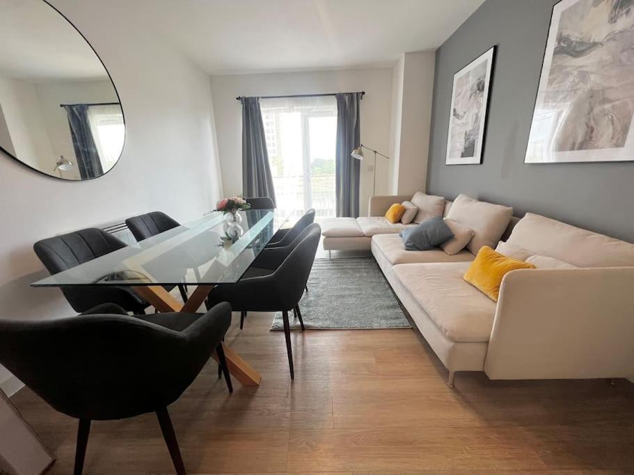 Modern, Comfy 2 Bedroom In Hatfield, Town Centre, Perfect For Contractors, Free Parking *