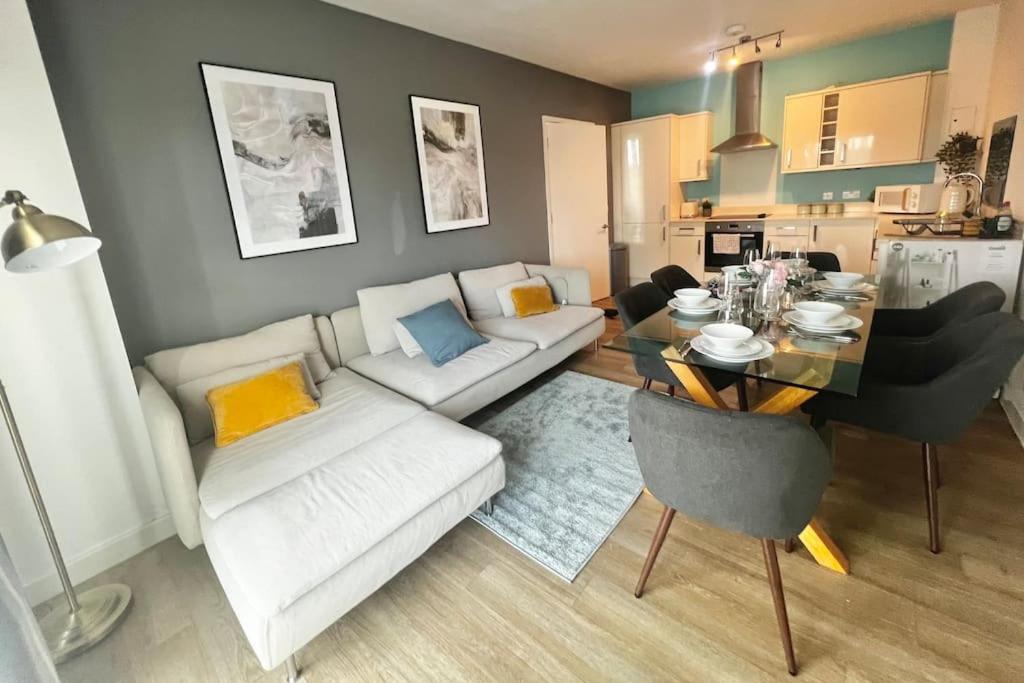 Modern, Comfy 2 Bedroom In Hatfield, Town Centre, Perfect For Contractors, Free Parking Hatfield (Hertfordshire)