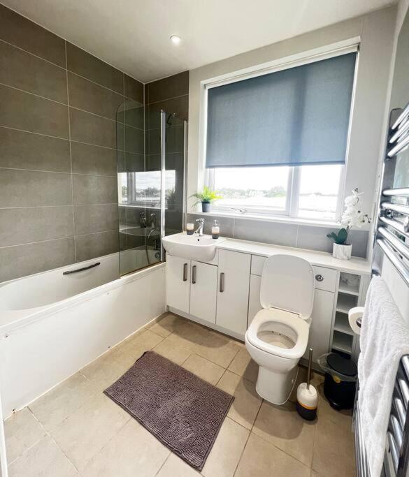 Modern, Comfy 2 Bedroom In Hatfield, Town Centre, Perfect For Contractors, Free Parking Apartment *