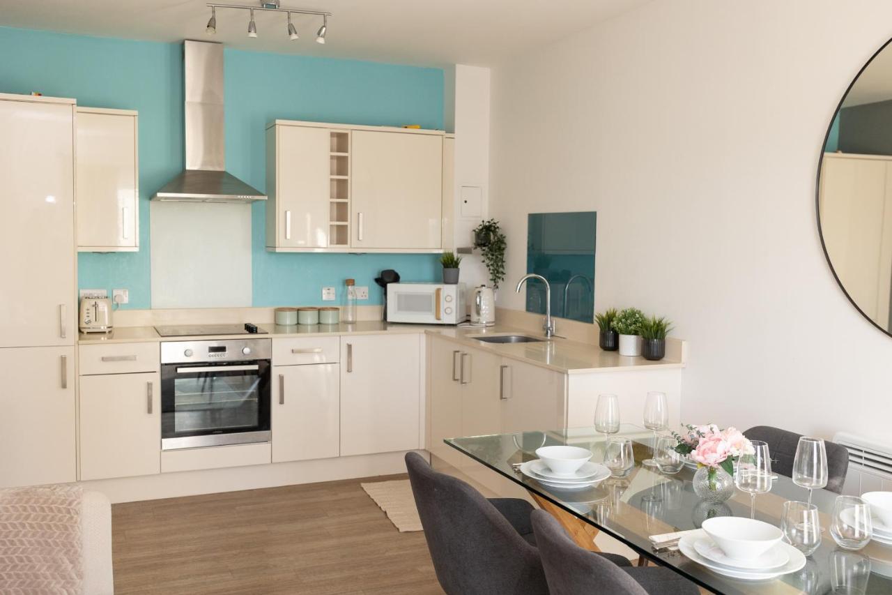 Modern, Comfy 2 Bedroom In Hatfield, Town Centre, Perfect For Contractors, Free Parking