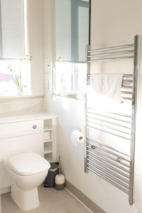 Modern, Comfy 2 Bedroom In Hatfield, Town Centre, Perfect For Contractors, Free Parking Apartment *