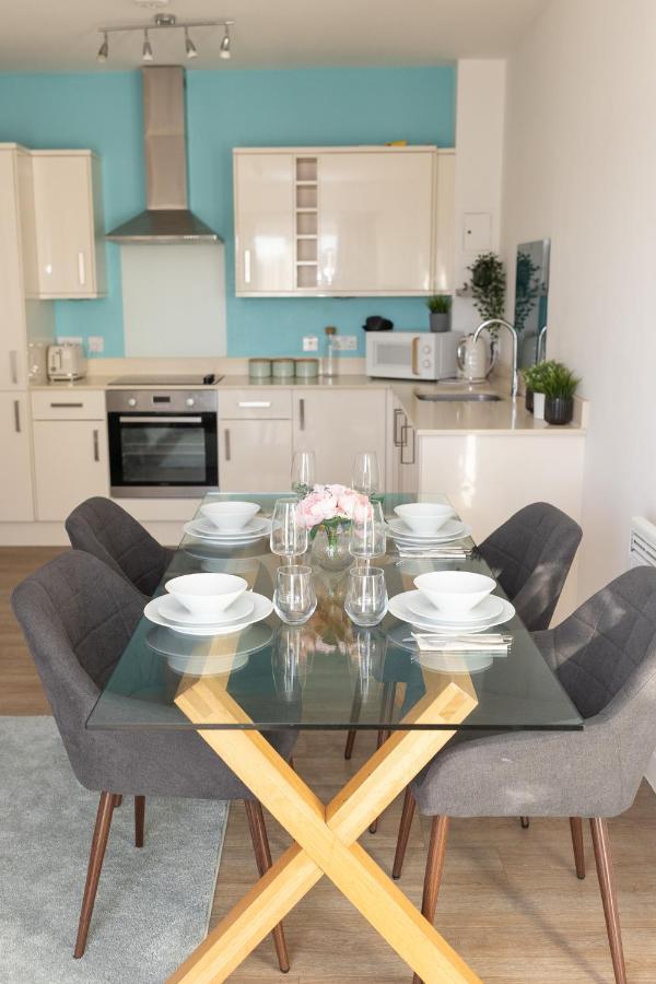 Modern, Comfy 2 Bedroom In Hatfield, Town Centre, Perfect For Contractors, Free Parking *