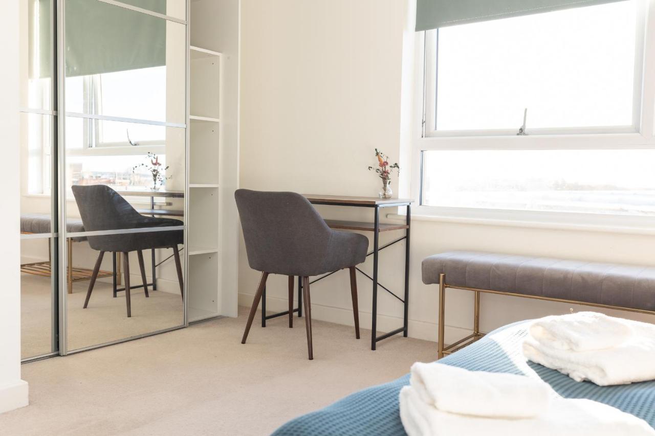 Apartment Modern, Comfy 2 Bedroom In Hatfield, Town Centre, Perfect For Contractors, Free Parking *