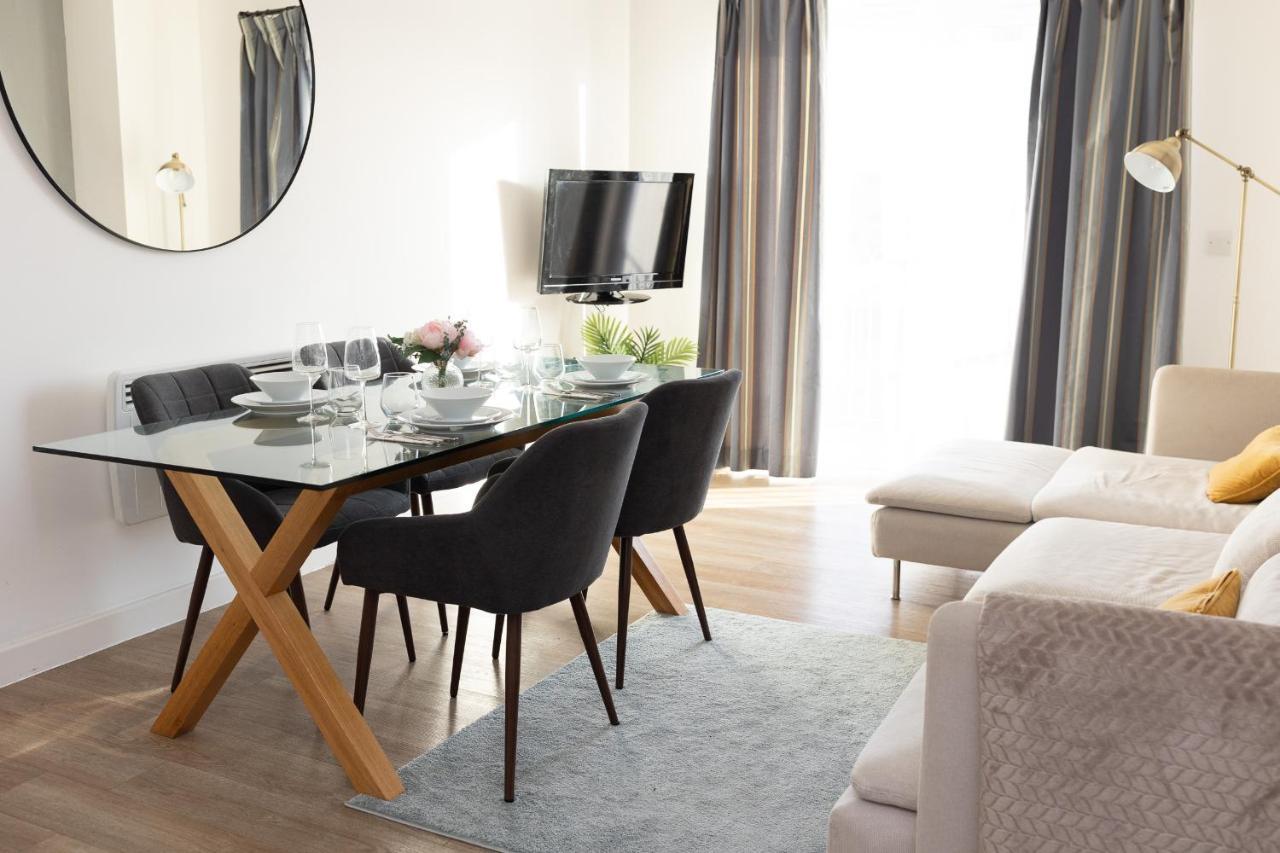 Modern, Comfy 2 Bedroom In Hatfield, Town Centre, Perfect For Contractors, Free Parking