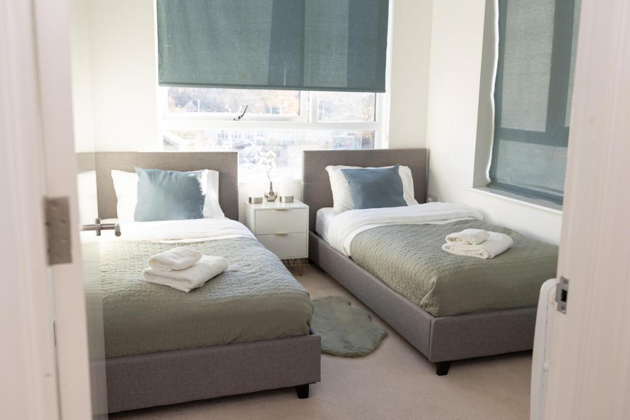 Modern, Comfy 2 Bedroom In Hatfield, Town Centre, Perfect For Contractors, Free Parking Apartment