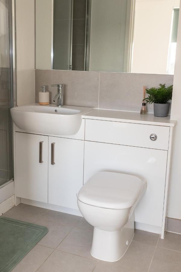 Modern, Comfy 2 Bedroom In Hatfield, Town Centre, Perfect For Contractors, Free Parking *