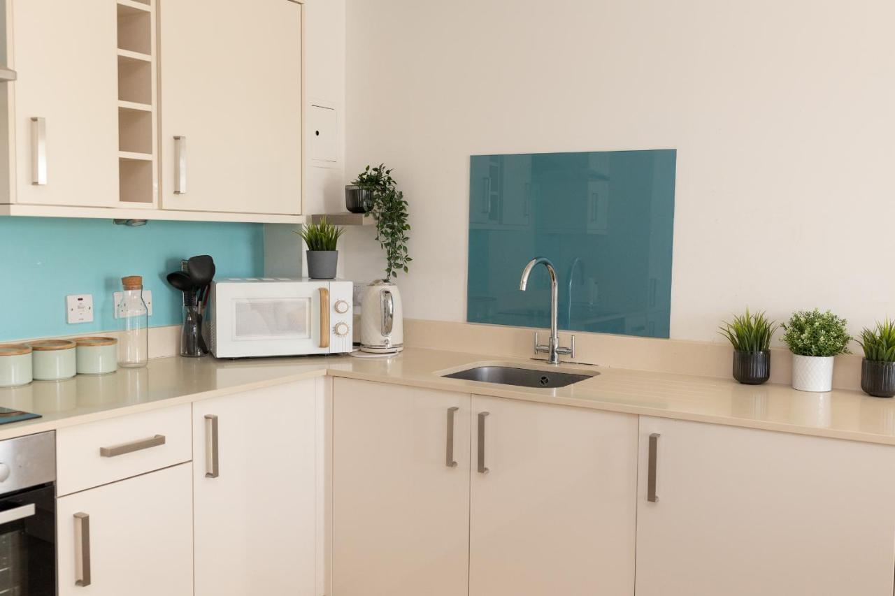 Modern, Comfy 2 Bedroom In Hatfield, Town Centre, Perfect For Contractors, Free Parking *