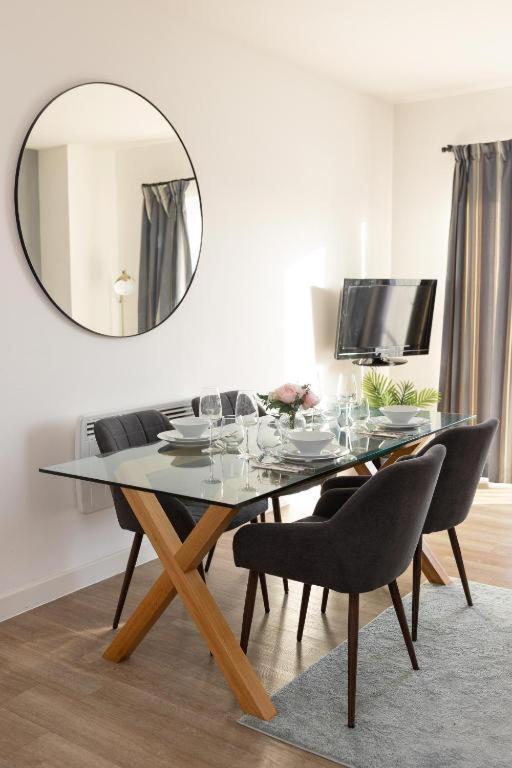 Apartment Modern, Comfy 2 Bedroom In Hatfield, Town Centre, Perfect For Contractors, Free Parking